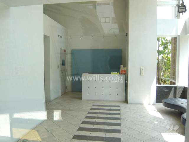 2層吹き抜けの開放感のあるエントランスホール