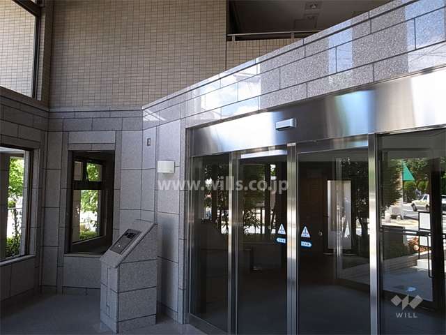 2層吹き抜けになった開放感のあるエントランス（オートロック付き）