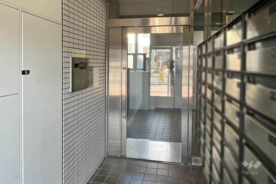 エントランスはオートロック付きです。