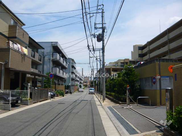 周辺はマンションと一戸建てが混在する住宅地です。
