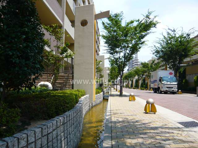 水盤から流れる水路
