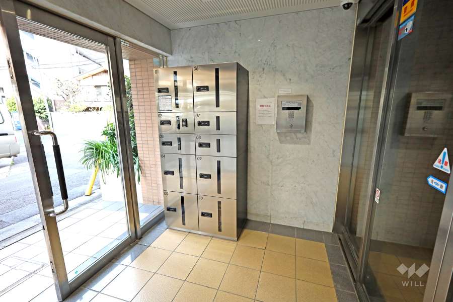 エントランスはオートロック・宅配ボックス付きです。