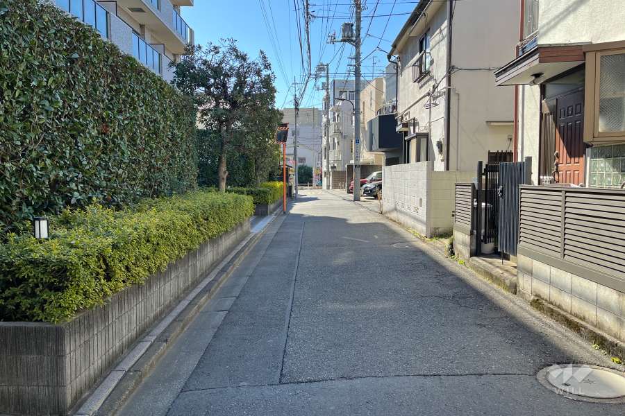 敷地西側の前面道路