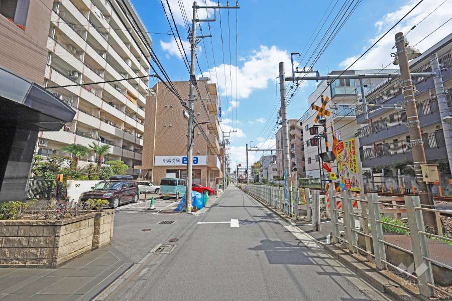 敷地南側の前面道路（西側から）