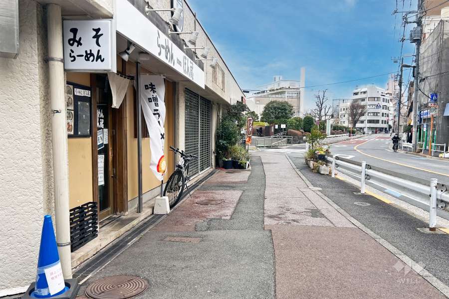 敷地の北西側前面道路（北東側から）