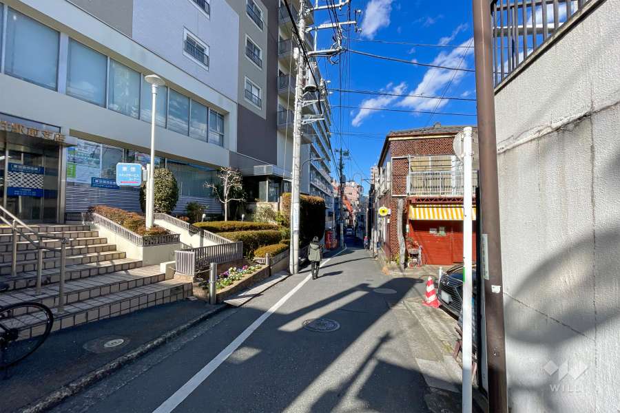 敷地東側の前面道路（南側から）