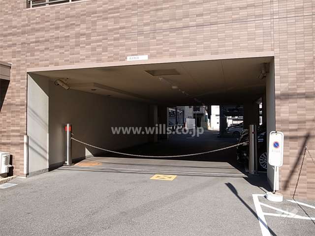 敷地内駐車場入口（ロボットゲート付き）
