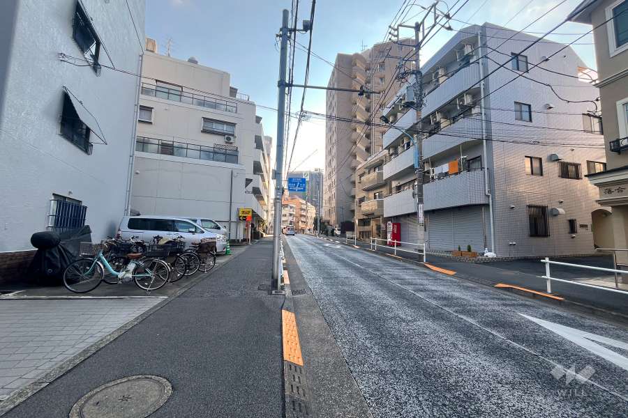 敷地西側の前面道路（北側から）