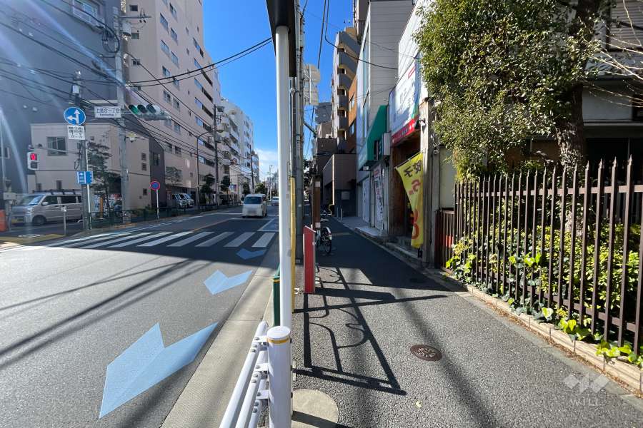 敷地の南側前面道路（東側から）
