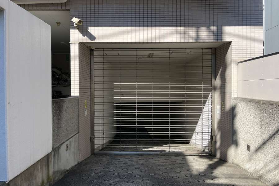 駐車場の出入口(リングシャッター付き)