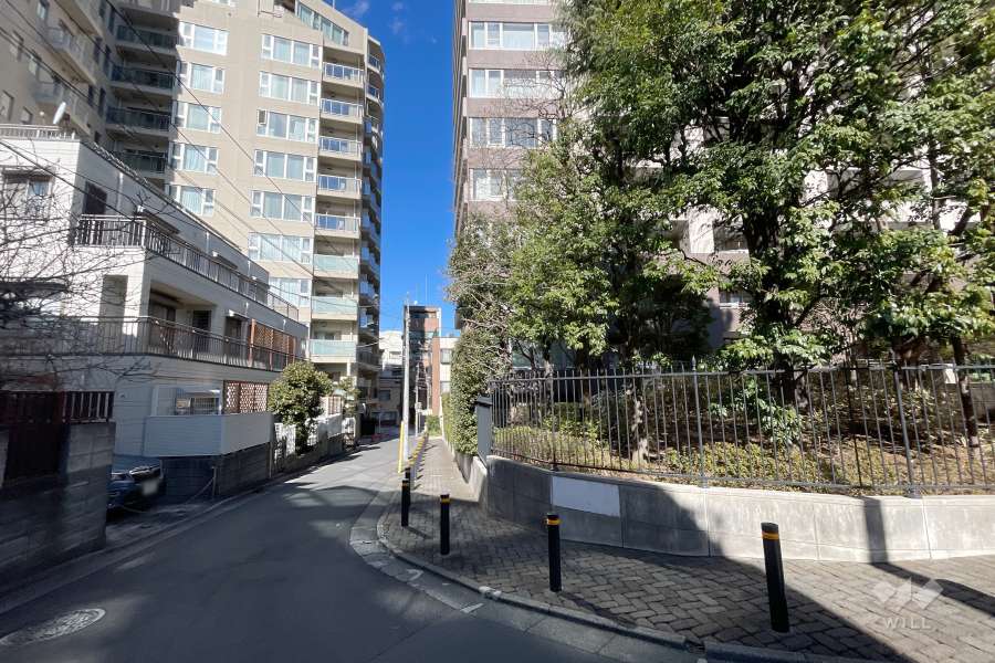 敷地西側の前面道路
