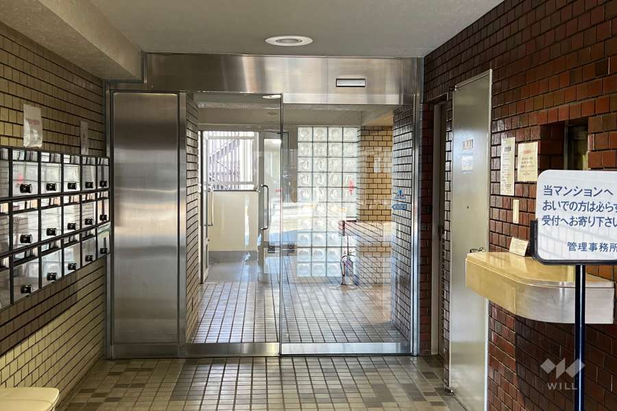 エントランスはオートロック付きです。