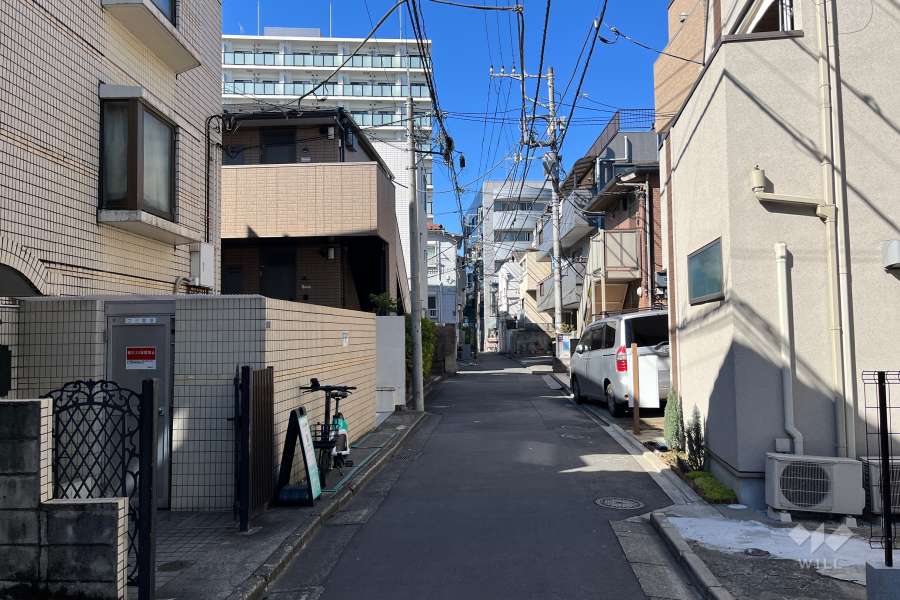 敷地の北側前面道路（東側から）