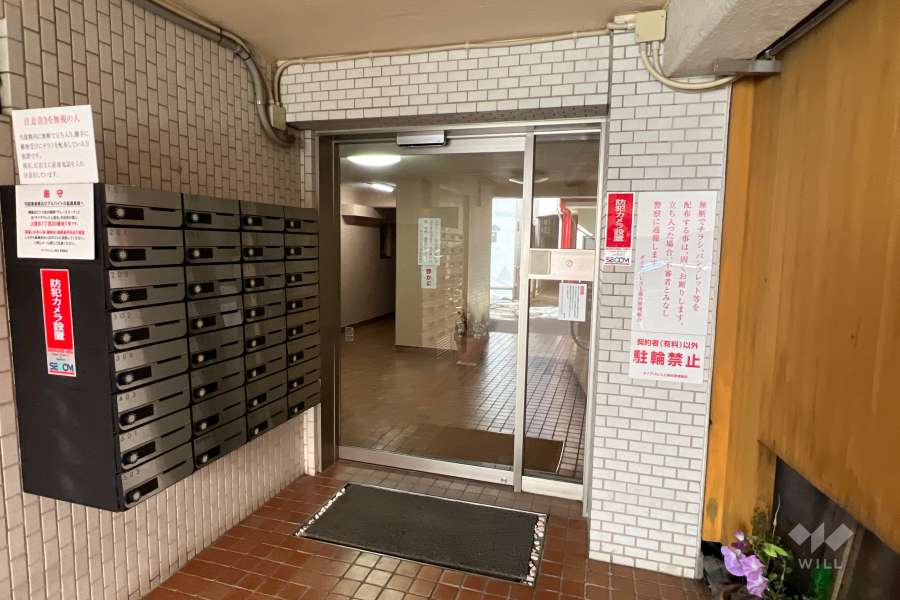 エントランスはオートロック付きです。