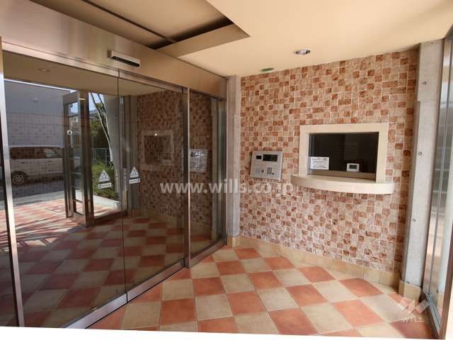 エントランスはオートロック付きです。