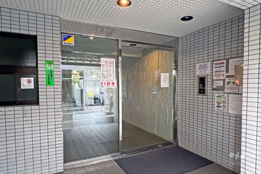 エントランスはオートロック付きです。