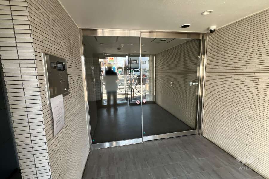 エントランスはオートロック付きです。