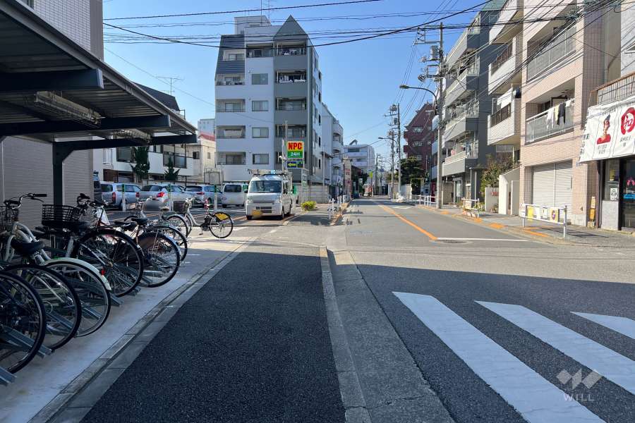 敷地の北側前面道路（東側から）
