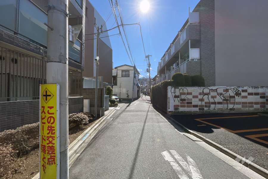 敷地の西側前面道路（北側から）