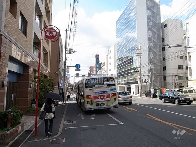 エントランスの目の前にバス停があります。