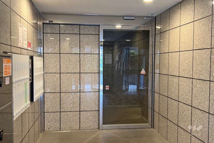 エントランスはオートロック付きです。