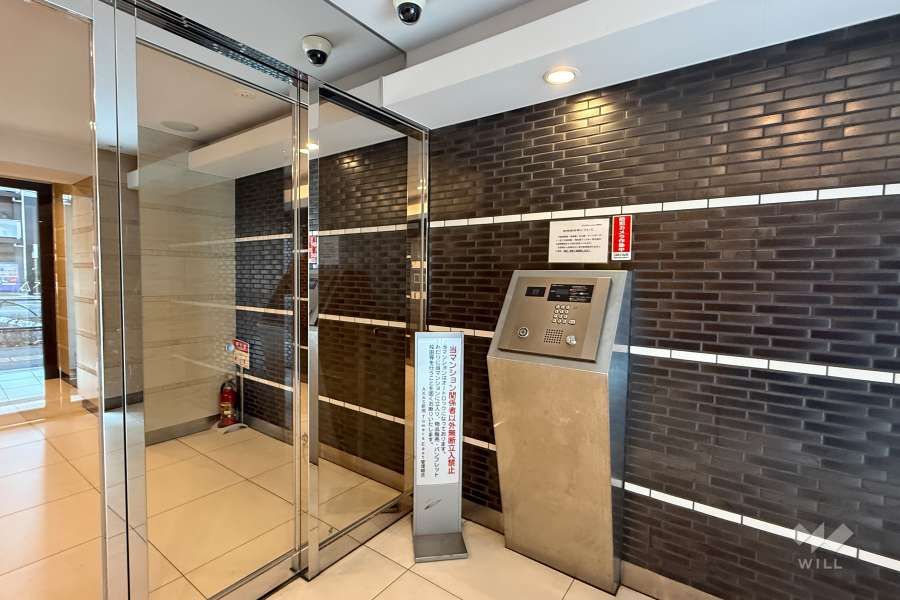 エントランスはオートロック付きです。