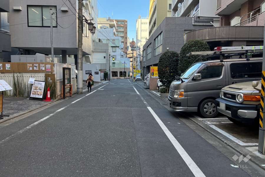 敷地の西側前面道路（南側から）