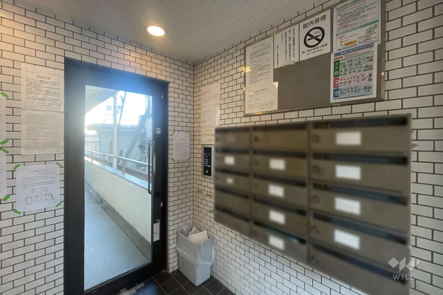 エントランスはオートロック付きです。