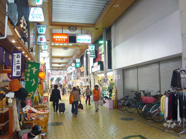 敷地の南側は賑やかな商店街です。
