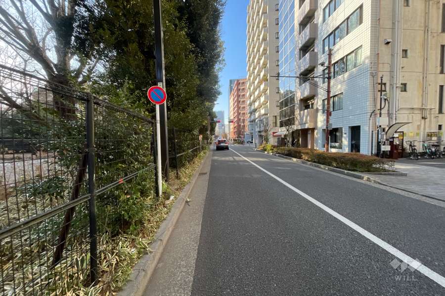 敷地南側の前面道路