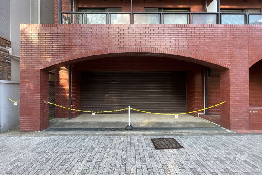 駐車場の出入り口（シャッター付き）