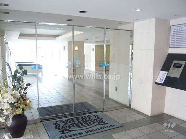 エントランスはオートロック付き。ホールには談話スペースがあります。