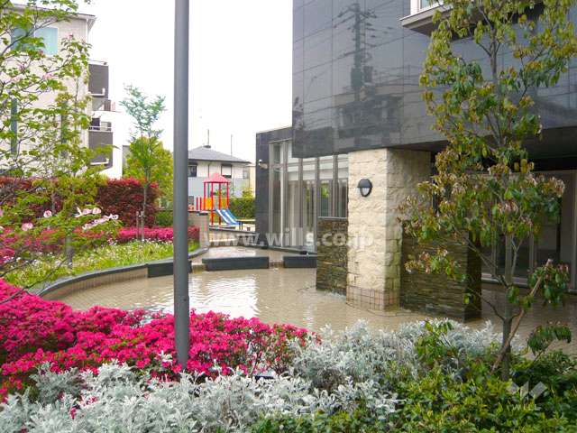 花壇の奥には水盤があります。