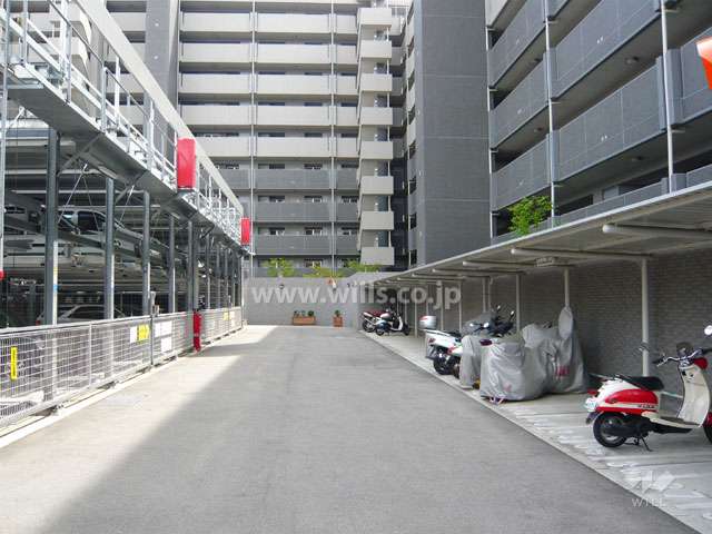 機械式駐車場と屋根付きのバイク置場