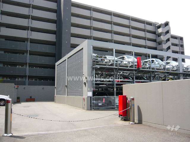 駐車場出入口にはロボットゲートが付いています。