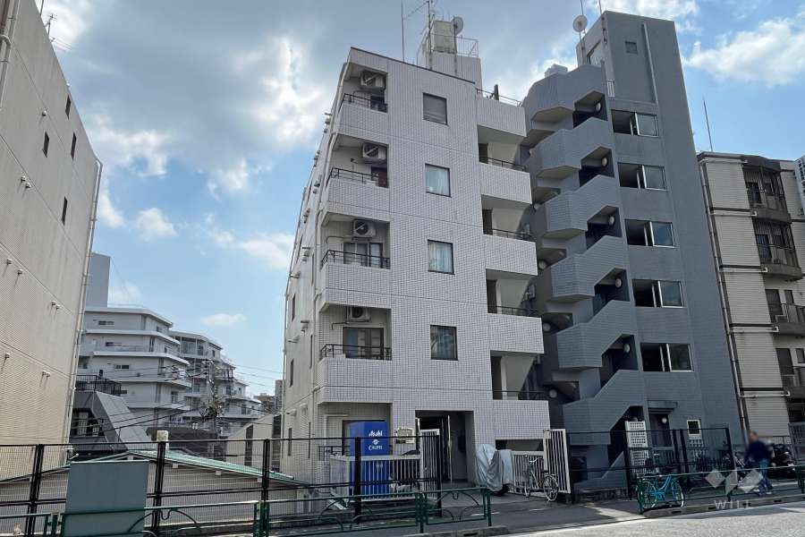 菱和パレス新宿7丁目の外観（北東側から）