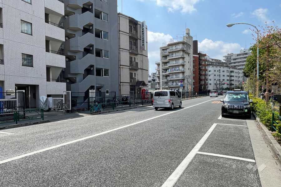 敷地北側の前面道路