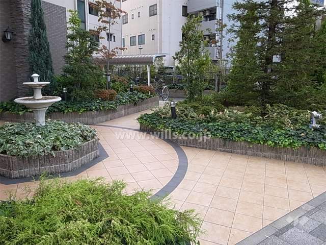 敷地内は植栽が多く、緑豊かです。