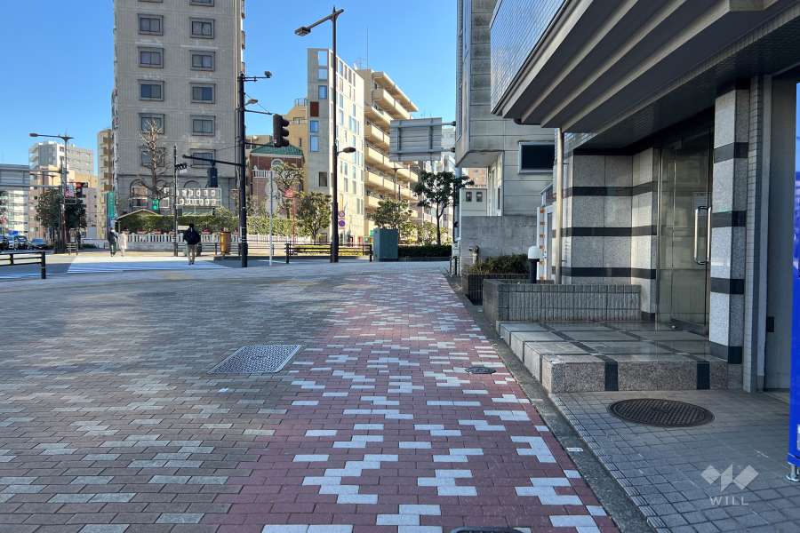 敷地の北側前面道路（西側から）