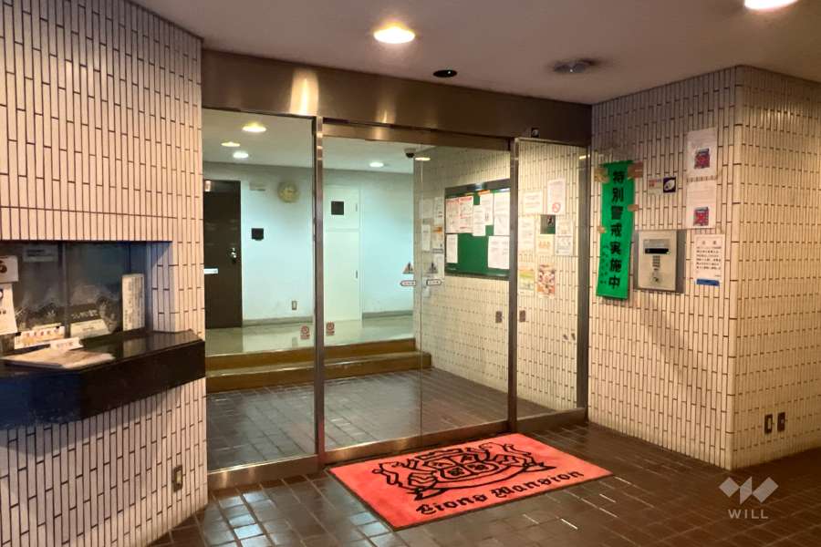 エントランスはオートロック付きです。