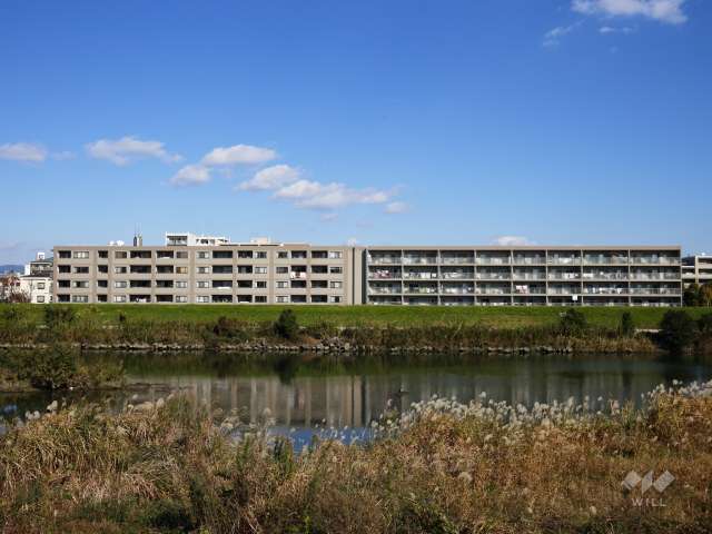 ジオ東園田町の遠景。北棟と南棟でバルコニーの形状が異なっています。