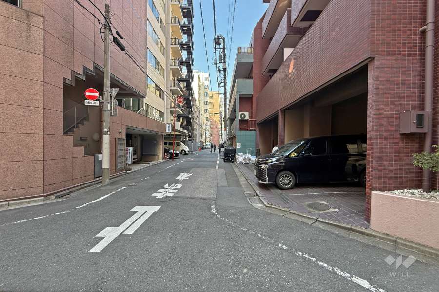 敷地南側の前面道路（東側から）