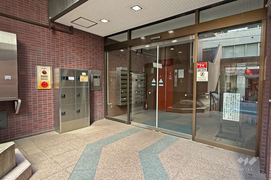 エントランスはオートロック付きです。