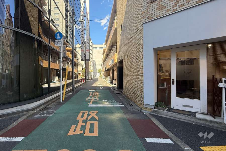 敷地西側の前面道路