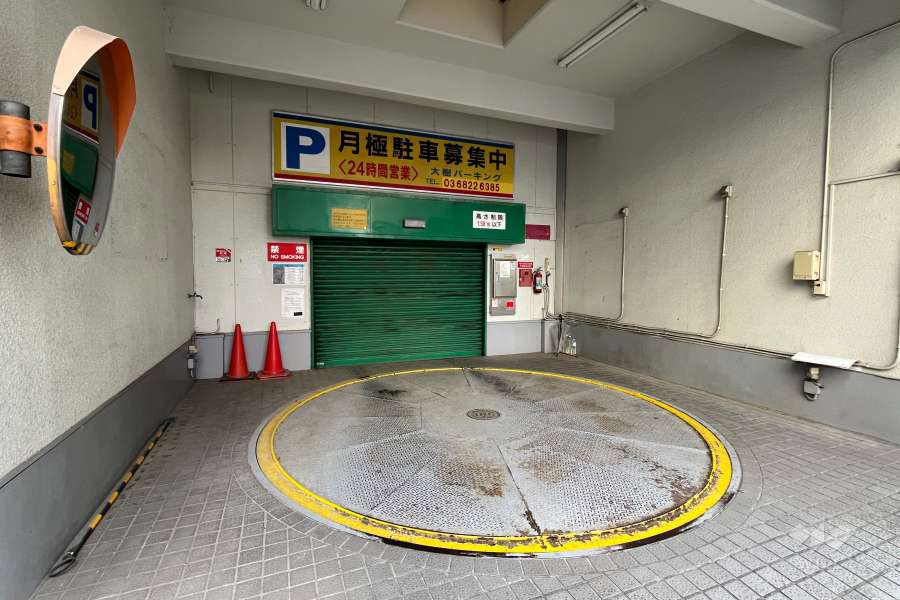 機械式駐車場の出入り口