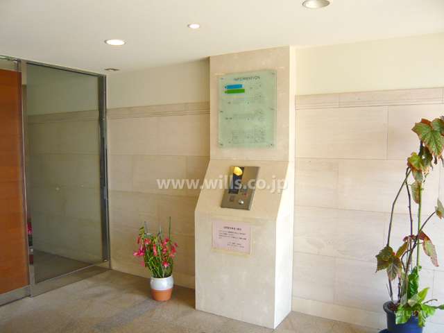 エントランスはオートロック付きです。