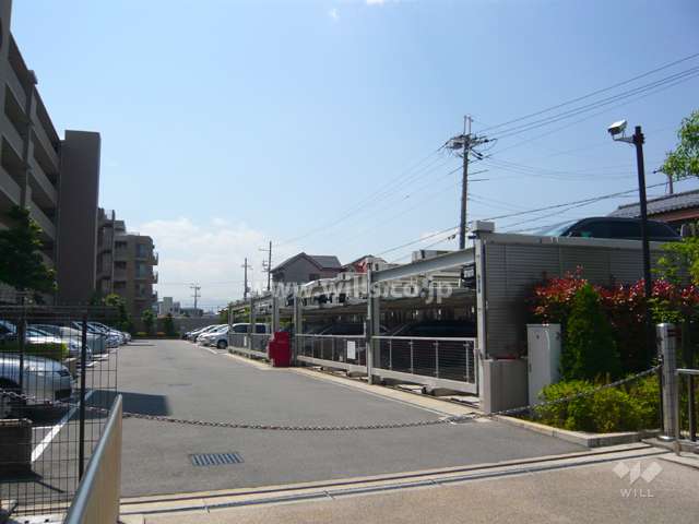 敷地内駐車場（屋外平面式と機械式とがあります。出入り口にはロボットゲート付）