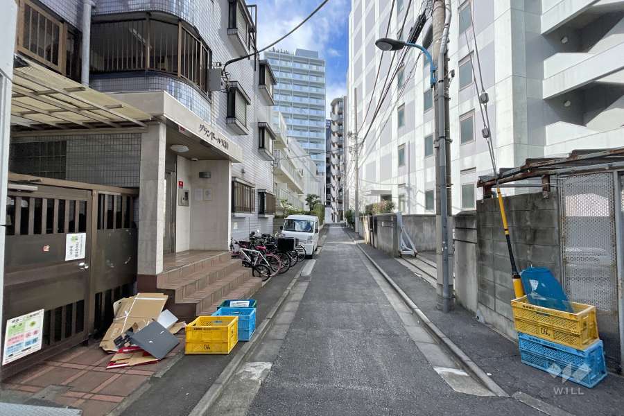 敷地北側の前面道路（東側から）