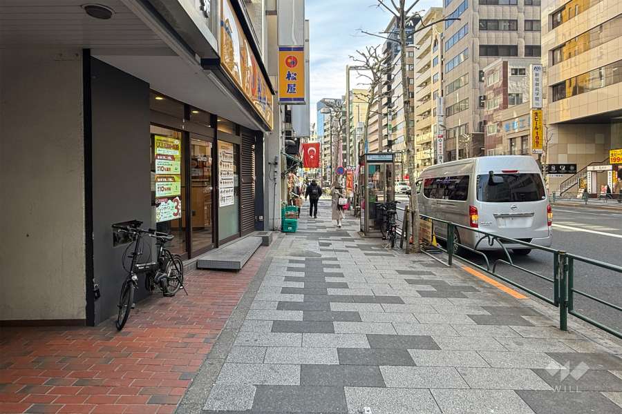 敷地の南西側前面道路（北西側から）