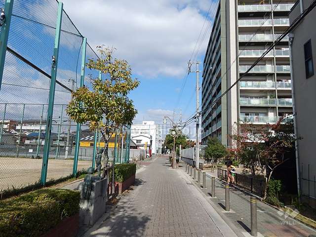 敷地西側の道路はインターロッキング舗装されています。